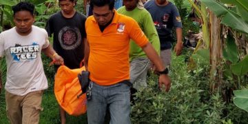 Sesosok mayat ditemukan di area kebun pisang Blok Kreteg Gantungan Rel Kereta Api Desa Ujungsemi Kec. Kaliwedi Kab. Cirebon. Kapolsek Kaliwedi Polresta Cirebon AKP Rinduwan mengatakan penemuan mayat itu berawal dari laporan warga Rabu 01 Mei 2024 sekira pukul 14.40 WIB.