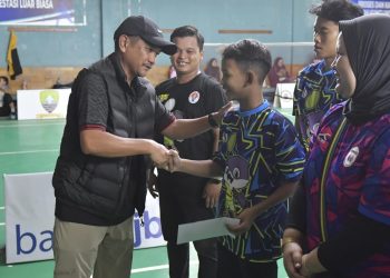 Kementerian Pemuda dan Olahraga Republik Indonesia (Kemenpora RI) menyambut baik Turnamen Bulutangkis PBSI Sumedang Open 2024. Hal tersebut disampaikan oleh Asisten Deputi Sentra Pembinaan Olahraga Prestasi Kemenpora, Muhammad Aziz Ariyanto saat membuka Turnamen Bulutangkis PBSI Sumedang Open 2024 di GOR Sampurna Sumedang, Rabu (8/5).(foto:bagus/kemenpora.go.id)