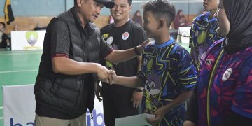 Kementerian Pemuda dan Olahraga Republik Indonesia (Kemenpora RI) menyambut baik Turnamen Bulutangkis PBSI Sumedang Open 2024. Hal tersebut disampaikan oleh Asisten Deputi Sentra Pembinaan Olahraga Prestasi Kemenpora, Muhammad Aziz Ariyanto saat membuka Turnamen Bulutangkis PBSI Sumedang Open 2024 di GOR Sampurna Sumedang, Rabu (8/5).(foto:bagus/kemenpora.go.id)