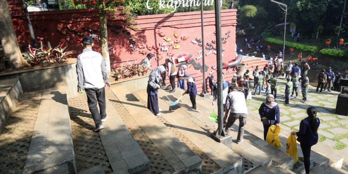 Teras Cikapundung disapu 300 orang