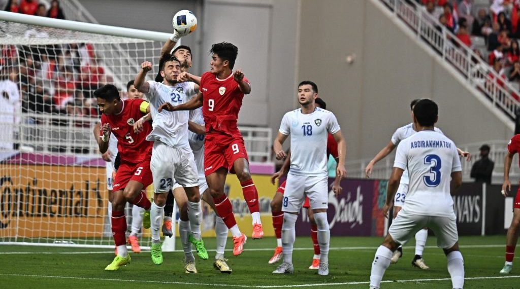 Presiden Jokowi optimistis Timnas Indonesia U-23 masuk ke Olimpiade Paris 2024. Hal tersebut disampaikan Kepala Negara menanggapi kekalahan timnas Indonesia U-23 atas Uzbekistan pada babak semifinal Piala Asia U-23.