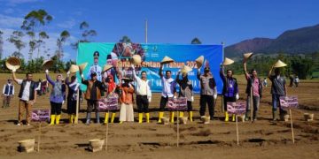 Upacara tanam kentang perdana Upland Project 2024 di Kampung Selecta, Desa Sukawargi, Kecamatan Cisurupan, Kabupaten Garut pada Selasa (7/5/2024).