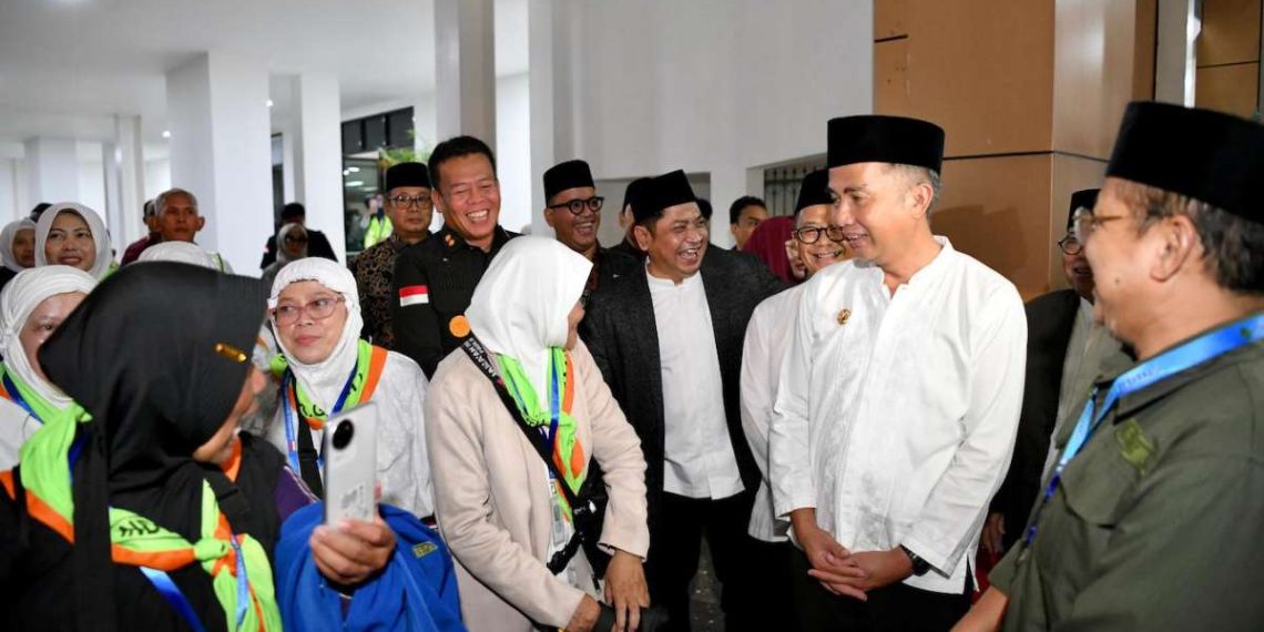 Jemaah haji kloter pertama dilepas Pj Gubernur Jabar Bey Machmudin di gedung Embarkasi Jakarta-Bekasi, Sabtu (11/5/2024) malam.