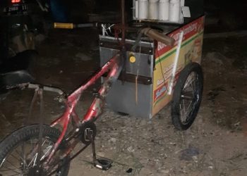 Tukang cuanki tertabrak motor