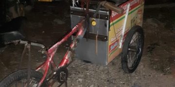 Tukang cuanki tertabrak motor
