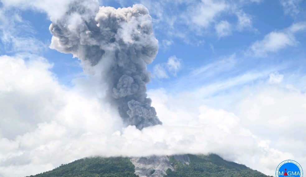 Gunung Ibu di Maluku Utara naik status siaga (level III) dari sebelumnya waspada (level II), menurut siaran pers PVMBG 8 Mei 2024.