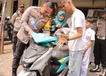Satrio Mukhti Raharjo, calon siswa Bintara Polri, yang menjadi korban begal, mendapat hadiah sepeda motor baru.(Foto:Istimewa).