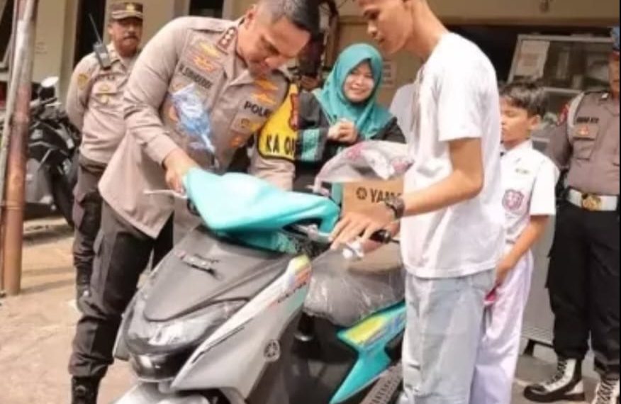 Satrio Mukhti Raharjo, calon siswa Bintara Polri, yang menjadi korban begal, mendapat hadiah sepeda motor baru.(Foto:Istimewa).