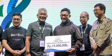 Pemkot Bandung resmi meluncurkan logo Hari Jadi ke-214 Kota Bandung (HJKB) di The House Convention Hall Paskal 23, Selasa 21 Mei 2024. Logo ini terpilih lewat sayembara yang diselenggarakan Dinas Kebudayaan dan Pariwisata (Disbudpar) Kota Bandung sejak 8-21 Mei 2024 lalu.