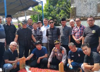 BANDUNG – Korban kecelakaan pesawat jatuh di Bumi Serpong Damai Tangerang, Mayor Laut (P) Purna (Penerbangan) Suanda dimakamkan di TPU Kebon Kelapa Kel. Sunyaragi Kec. Kesambi Kota Cirebon.
