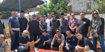 BANDUNG – Korban kecelakaan pesawat jatuh di Bumi Serpong Damai Tangerang, Mayor Laut (P) Purna (Penerbangan) Suanda dimakamkan di TPU Kebon Kelapa Kel. Sunyaragi Kec. Kesambi Kota Cirebon.