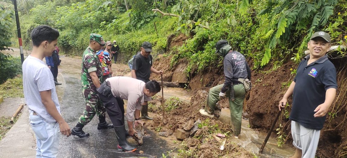 Longsor tutup bahu jalan desa di Desa Cikupa Ciamis, tepatnya di Dusun Kertaharja Rt. 02 Rw. 04 Desa Cikupa Kec. Lumbung Kab. Ciamis.