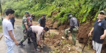 Longsor tutup bahu jalan desa di Desa Cikupa Ciamis, tepatnya di Dusun Kertaharja Rt. 02 Rw. 04 Desa Cikupa Kec. Lumbung Kab. Ciamis.