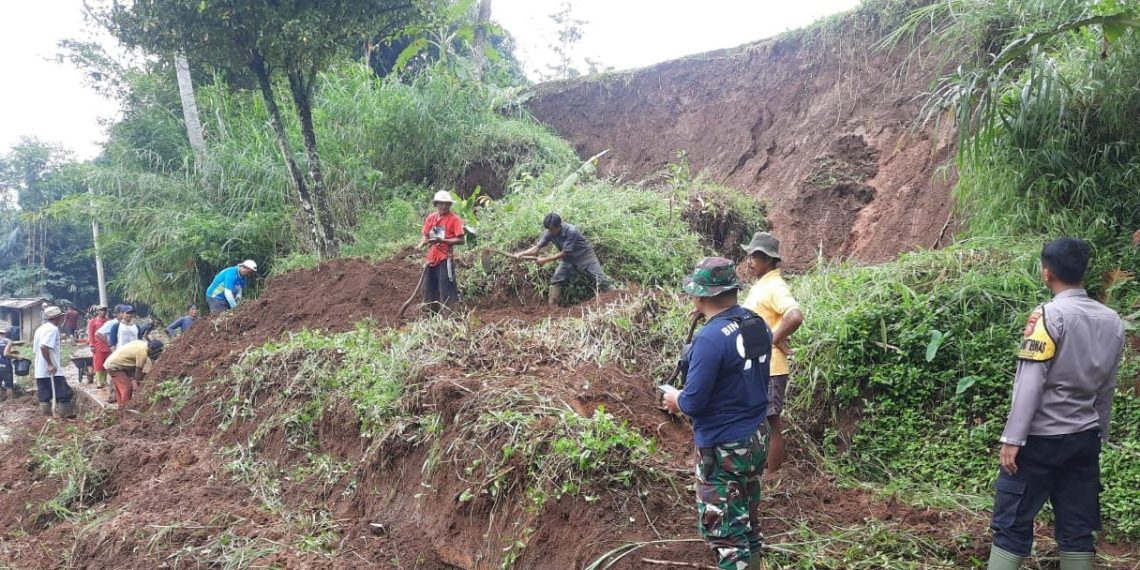 Longsor tutup jalan desa di Rancakalong Sumedang.