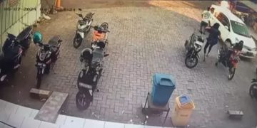 Rekaman CCTV saat pelaku membakar mobil bernopol E 1274 WQ milik mantan istri di halaman parkir minimarket di Rajagaluh, Kabupaten Majalengka.(Foto:Istimewa)