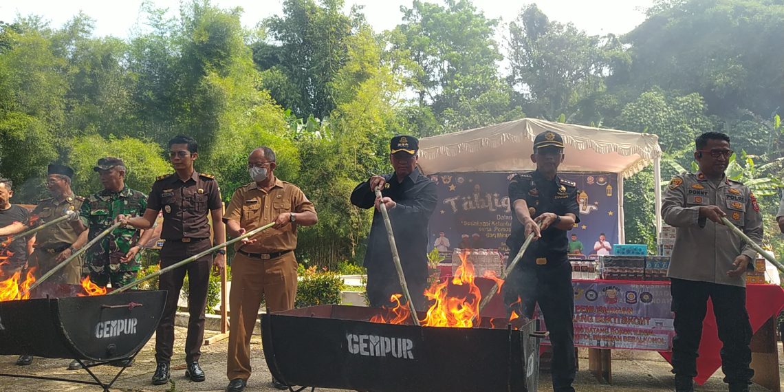 Rokok ilegal akan terus diberantas di Kota Cimahi, kata Penjabat (Pj) Wali Kota Cimahi Dicky Saromi.