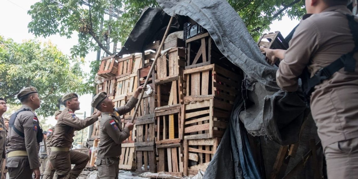 Satuan Polisi Pamong Praja (Satpol PP) Kota Bandung terpaksa menertibkan sejumlah pedagang kaki lima (PKL) di depan Pasar Kembar Jalan Moch Toha, Regol, Kamis 30 Mei 2024.
