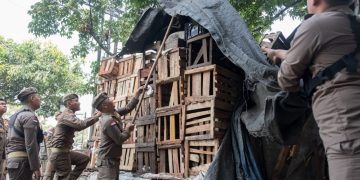 Satuan Polisi Pamong Praja (Satpol PP) Kota Bandung terpaksa menertibkan sejumlah pedagang kaki lima (PKL) di depan Pasar Kembar Jalan Moch Toha, Regol, Kamis 30 Mei 2024.