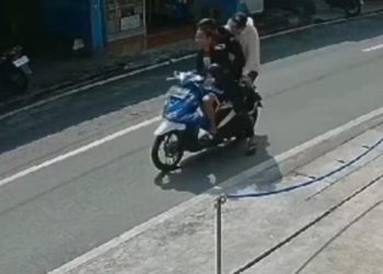 Tangkapan layar CCTV dua pelaku perampasan sepeda motor bocah, setelah memaksa menumpang di Jalan Usman Dhomiri, Kelurahan Padasuka, Kecamatan Cimahi Tengah, Kota Cimahi.(Foto:Istimewa)