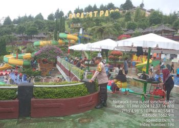 Anggota Polda Jabar siaga di sejumlah kawasan wisata saat libur panjang Kenaikan Isa Al Masih. Seperti di kawasan Darajat Kabupaten Garut,