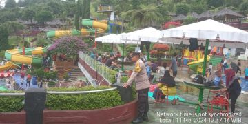 Anggota Polda Jabar siaga di sejumlah kawasan wisata saat libur panjang Kenaikan Isa Al Masih. Seperti di kawasan Darajat Kabupaten Garut,