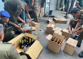 Satuan Polisi Pamong Praja (Satpol PP) Kota Bandung bersama Denpom dan Polrestabes Bandung menyita 276 botol minuman beralkohol dari berbagai jenis dan merk serta 278 butir obat-obatan daftar G.