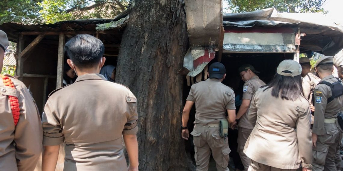 Satpol PP Kota Bandung tertibkan satu kios bangunan liar di Jalan Supratman Kelurahan Cihapit Kecamatan Bandung Wetan, Selasa 7 Mei 2024.