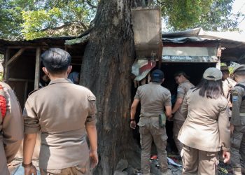 Satpol PP Kota Bandung tertibkan satu kios bangunan liar di Jalan Supratman Kelurahan Cihapit Kecamatan Bandung Wetan, Selasa 7 Mei 2024.