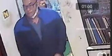 Tangakapan layar video yang merekam pelaku pencurian menyusup sebagai tamu acara syukuran dan viral di media sosial.(Foto:Istimewa).