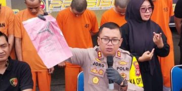 Kapolres Tasikmalaya Kota, AKBP Joko Sulistiono, memberikan keterangan pers pengungkapan kasus curanmor di wilayah Tasikmalaya, Selasa (04/06/2024).(Foto:Istimewa)