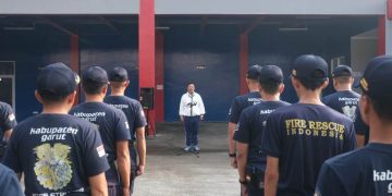 Pj Bupati Garut, Barnas Adjidin, memimpin apel pagi di Halaman Dinas Pemadam Kebakaran (Disdamkar) Kabupaten Garut yang berlokasi di Jalan Patriot, Kecamatan Tarogong Kidul,