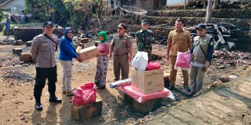 Polisi dampingi BPBD salurkan bantuan kepada korban kebakaran di Desa Cikancra Kec Cikalong Kab Tasikmalaya.