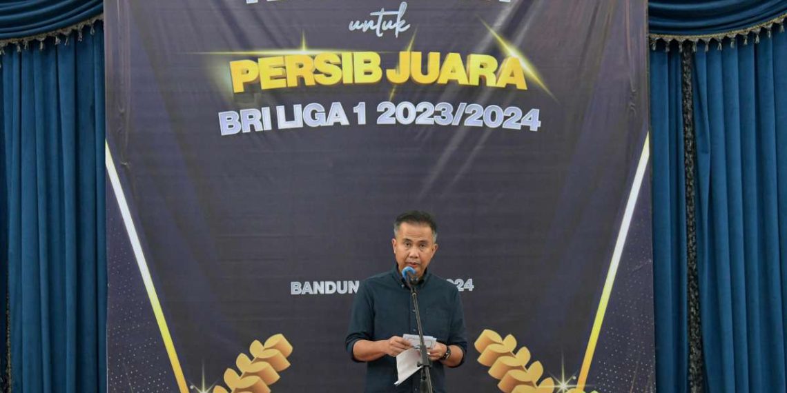 Penjabat Gubernur Jawa Barat Bey Machmudin menyerahkan kadeudeuh kepada pemain Persib Bandung yang berhasil menjuarai Liga 1 2023-2024 di Aula Barat Gedung Sate, Kota Bandung, Selasa (4/6/2024).