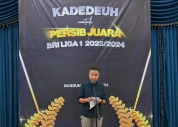 Penjabat Gubernur Jawa Barat Bey Machmudin menyerahkan kadeudeuh kepada pemain Persib Bandung yang berhasil menjuarai Liga 1 2023-2024 di Aula Barat Gedung Sate, Kota Bandung, Selasa (4/6/2024).