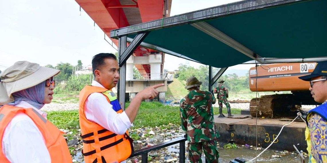 Sampah Citarum susah dibersihkan karena sejumlah kendala, kata Penjabat Gubernur Jawa Barat Bey Machmudin.