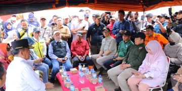 Bupati Bandung Dadang Supriatna kecewa saat rapat Citarum karena kepala daerah atau Penjabat (Pj) Bupati dan Wali Kota di wilayah Bandung Raya karena tidak hadir dalam rapat penanganan permasalahan sampah Sungai Citarum.