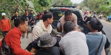 Evakuasi korban kecelakaan tabrakan sepeda motor di Jalan Raya Pangandaran-Banjar, Senin (03/06/2024).(Foto:Istimewa)