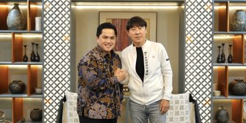 Ketua Umum PSSI Erick Thohir bersama Shin Tae-yong