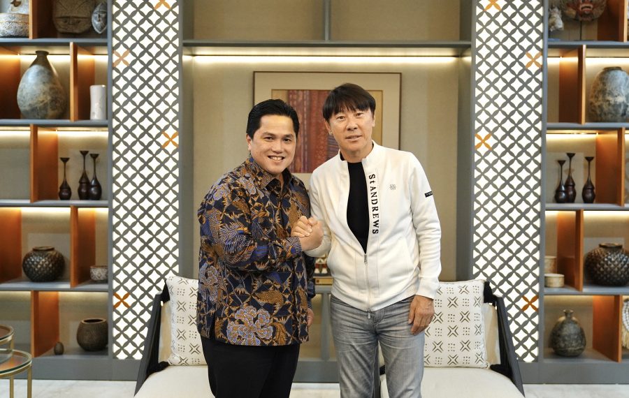 Ketua Umum PSSI Erick Thohir bersama Shin Tae-yong