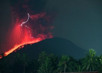 Aktivitas gunung yang naik dalam waktu berdekatan tidak ada korelasinya satu sama lain, ungkap Kepala Badan Geologi Kementerian Energi dan Sumber Daya Mineral (ESDM) Muhammad Wafid.