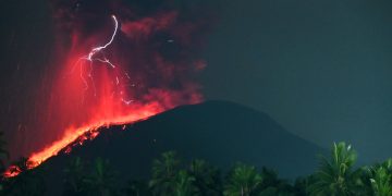 Aktivitas gunung yang naik dalam waktu berdekatan tidak ada korelasinya satu sama lain, ungkap Kepala Badan Geologi Kementerian Energi dan Sumber Daya Mineral (ESDM) Muhammad Wafid.