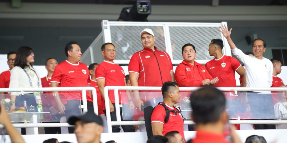 Menteri Pemuda dan Olahraga Republik Indonesia (Menpora RI) Dito Ariotedjo ikut mendampingi Presiden Jokowi menyaksikan kemenangan Timnas Indonesia melawan Filipina dengan skor akhir 2-0 di Stadion Gelora Bung Karno (GBK), Senayan, Jakarta, Selasa (11/6) malam.(foto:herry/kemenpora.go.id)