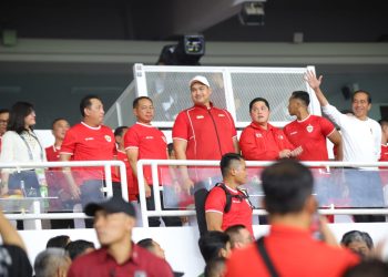 Menteri Pemuda dan Olahraga Republik Indonesia (Menpora RI) Dito Ariotedjo ikut mendampingi Presiden Jokowi menyaksikan kemenangan Timnas Indonesia melawan Filipina dengan skor akhir 2-0 di Stadion Gelora Bung Karno (GBK), Senayan, Jakarta, Selasa (11/6) malam.(foto:herry/kemenpora.go.id)