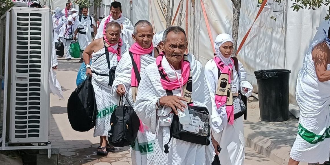 Jemaah haji tiba di Arafah. Jemaah Haji Wafat Capai 121 orang.