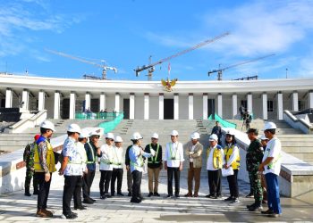 Presiden RI Joko Widodo (Jokowi) meninjau lapangan untuk Upacara HUT RI Ke-79 pada 17 Agustus mendatang, di Kawasan Ibu Kota Nusantara, Kabupaten Penajam Paser Utara, Kalimantan Timur, Rabu