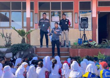 KCIC sosialisasi bahaya main laying-layang di jalur kereta cepat, kata General Manager Corporate Secretary KCIC Eva Chairunisa melalui siaran pers.
