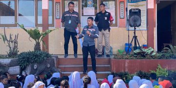 KCIC sosialisasi bahaya main laying-layang di jalur kereta cepat, kata General Manager Corporate Secretary KCIC Eva Chairunisa melalui siaran pers.