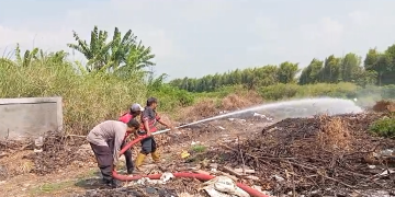 Kebakaran lahan kosong di Cirebon, tepatnya di lahan Perum The Gardens Desa Kecomberan Kecamatan Talun Kabupaten Cirebon.