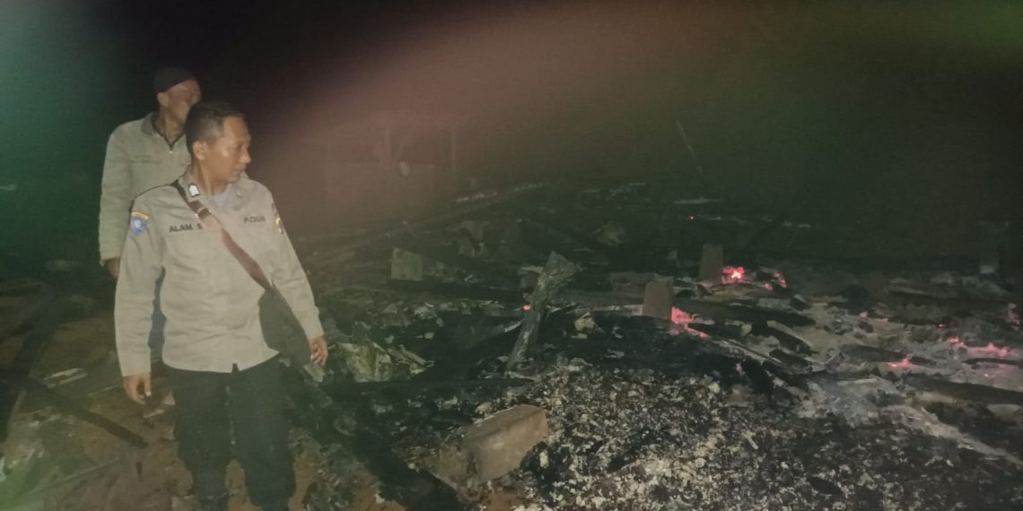 Kebakaran rumah panggung di Sukabumi, tepatnya di Kampung Cirehong RT 14/04 Desa Langkapjaya Kecamatan Lengkong Kab. Sukabumi.