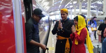 Sebagai bagian dari perayaan HUT ke-497 Jakarta, KCIC (Kereta Cepat Indonesia China) menggelar acara istimewa untuk menghargai para penumpang setia Whoosh di Stasiun Halim. Acara tersebut dihadiri oleh jajaran Direksi KCIC beserta Abang None DKI Jakarta.